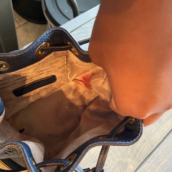 Michael Kors- small bucket bag - Picture 5 of 13